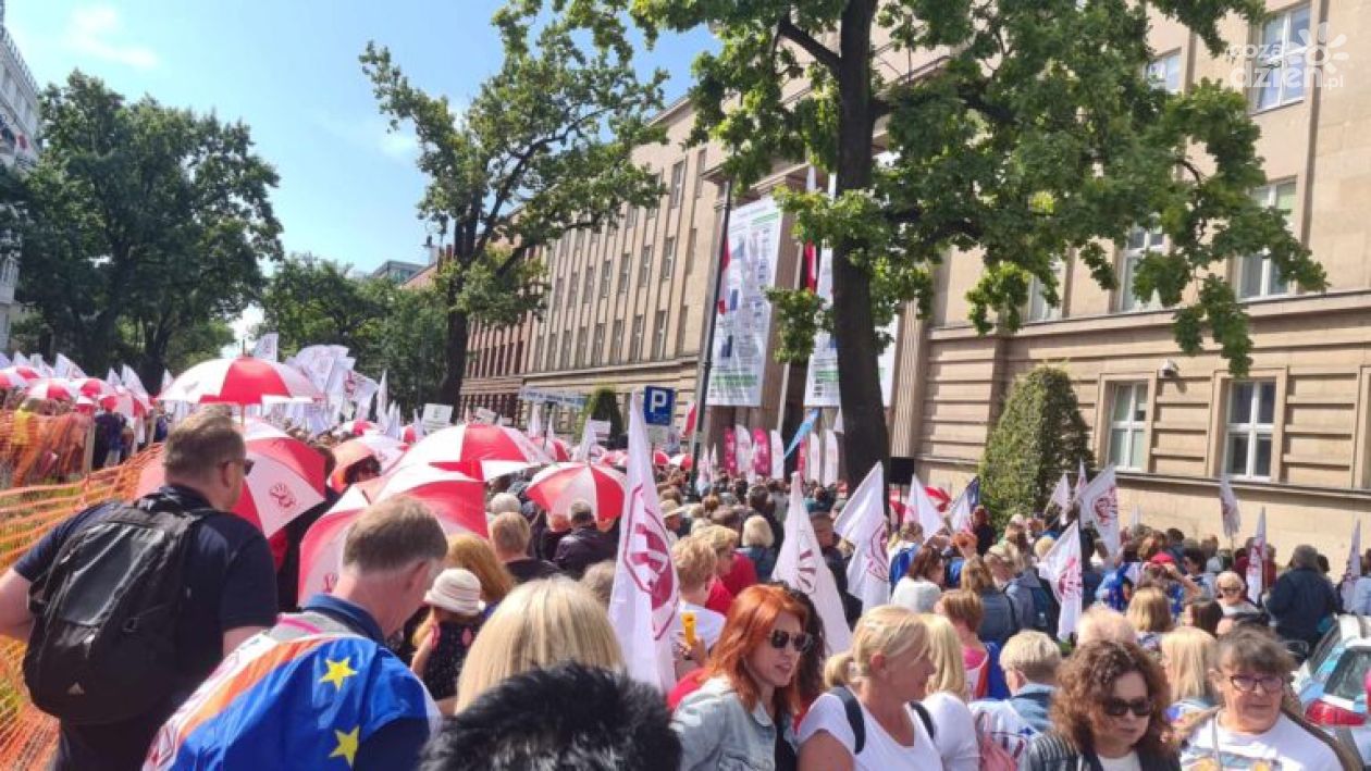Niezadowoleni nauczyciele znowu manifestują w stolicy 