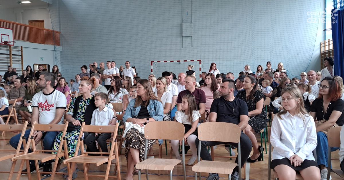 Najmłodsi ostrowieccy uczniowie z wyprawkami sfinansowanymi przez gminę