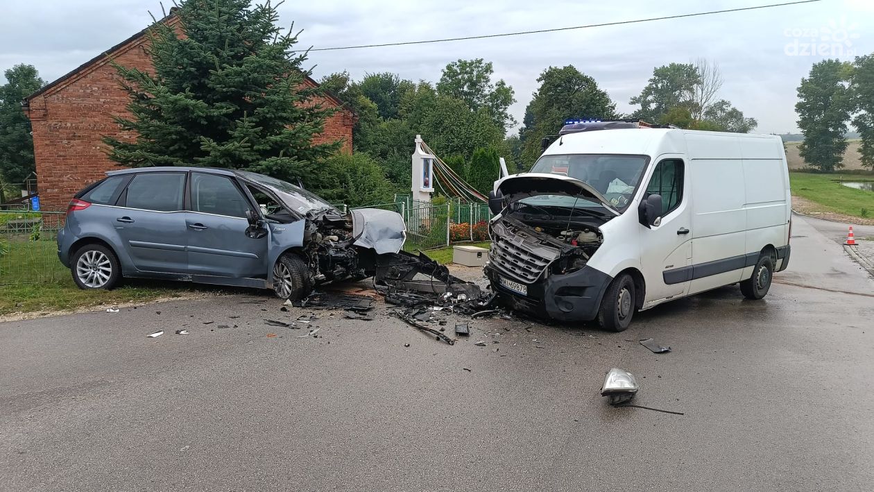 Zderzenie citroena z busem w gminie Chmielnik. Dwóch kierowców w szpitalu
