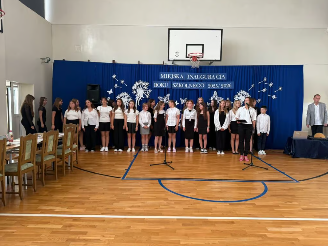 Skandal na rozpoczęciu roku szkolnego w Starachowicach. Dzieci śpiewały o piciu alkoholu – są konsekwencje