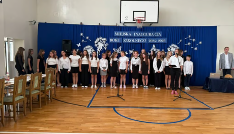 Skandal na rozpoczęciu roku szkolnego w Starachowicach. Dzieci śpiewały o piciu alkoholu – są konsekwencje