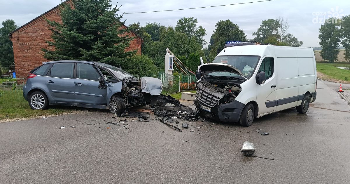 Zderzenie citroena z busem w gminie Chmielnik. Dwóch kierowców w szpitalu