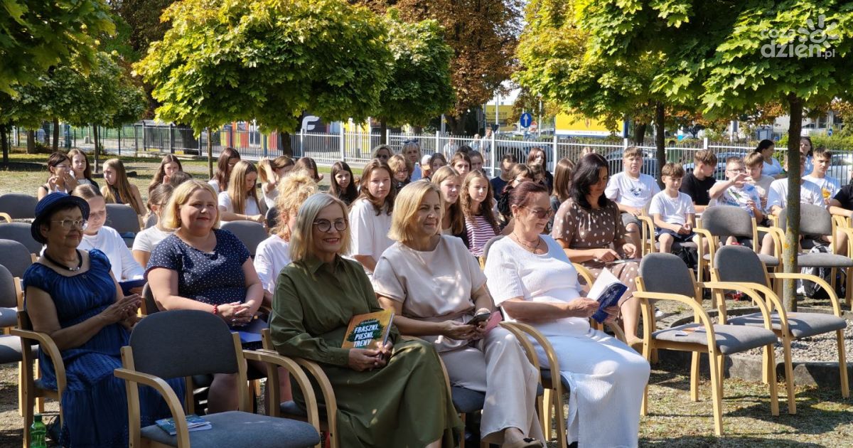 Dzieciaki czytają Kochanowskiego — Narodowe Czytanie 2025 [GALERIA]