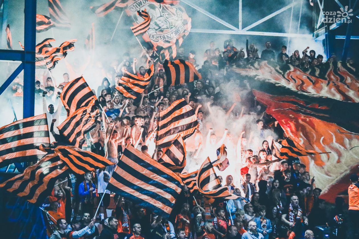 Bezbramkowe derby w Ostrowcu