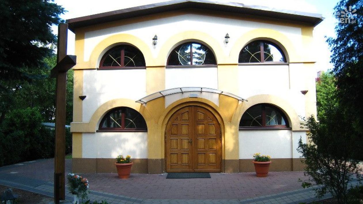 Halina Frąckowiak zaśpiewa w  jednym z ostrowieckich kościołów 