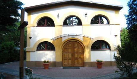 Halina Frąckowiak zaśpiewa w jednym z ostrowieckich kościołów 