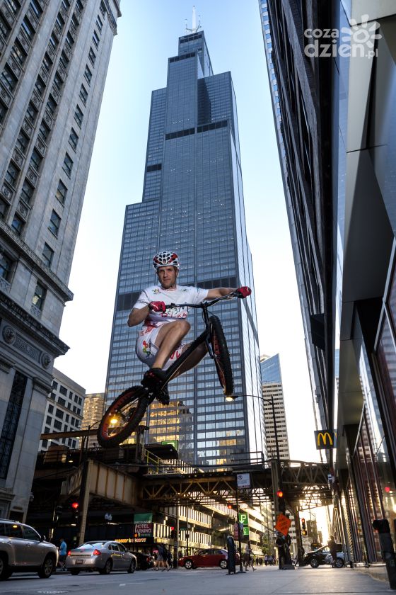 Na rowerze zdobywa najwyższe budynki świata. Do Kielc przyjeżdża ze specjalnym pokazem