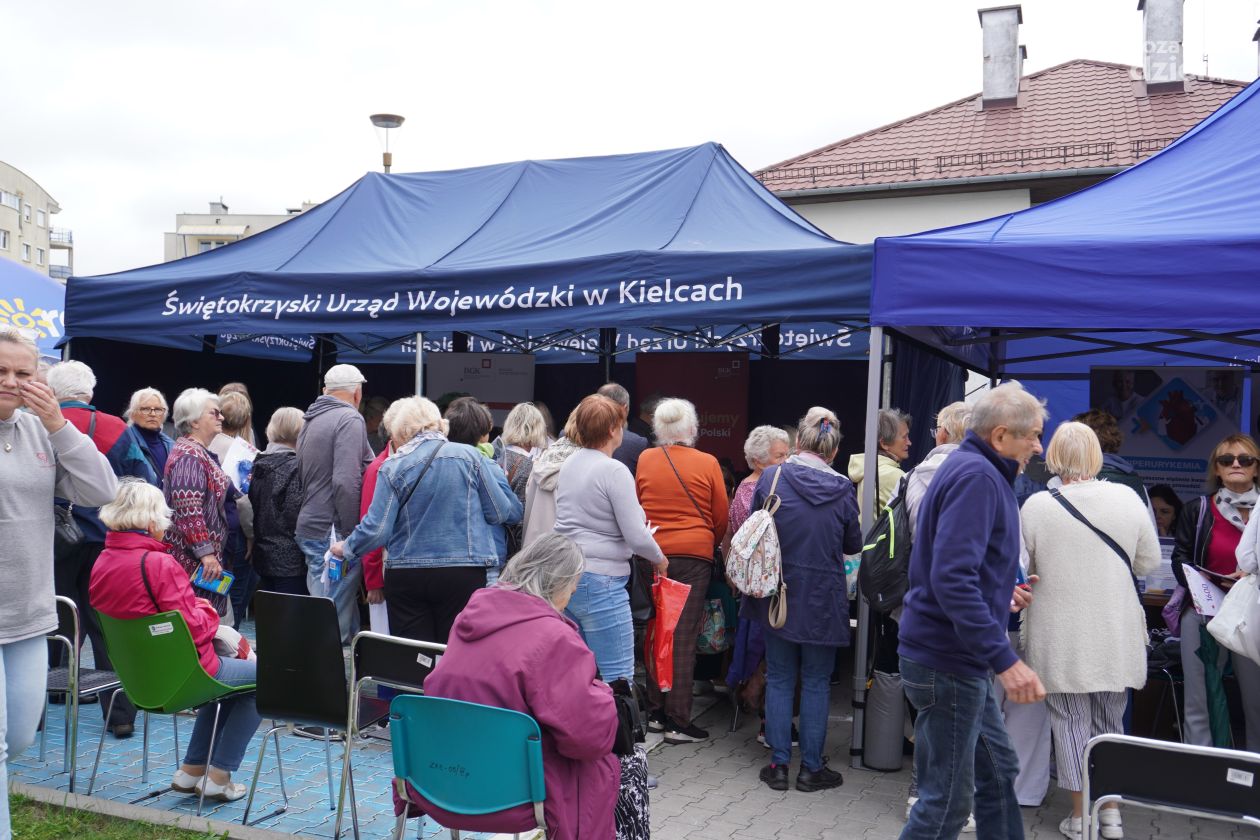 Dzień Zdrowia dla Kieleckiego Seniora przy szpitalu MSWiA w Kielcach [GALERIA]