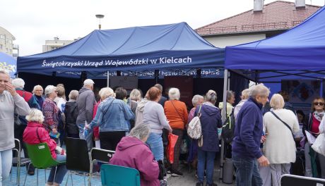 Dzień Zdrowia dla Kieleckiego Seniora przy szpitalu MSWiA w Kielcach [GALERIA]