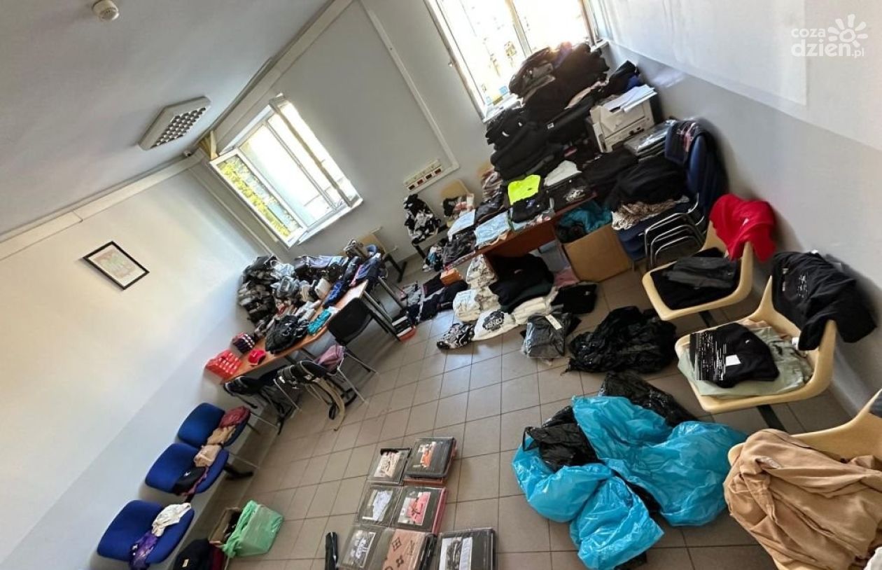 Podrobione towary zdjęte z targowiska pod Kielcami