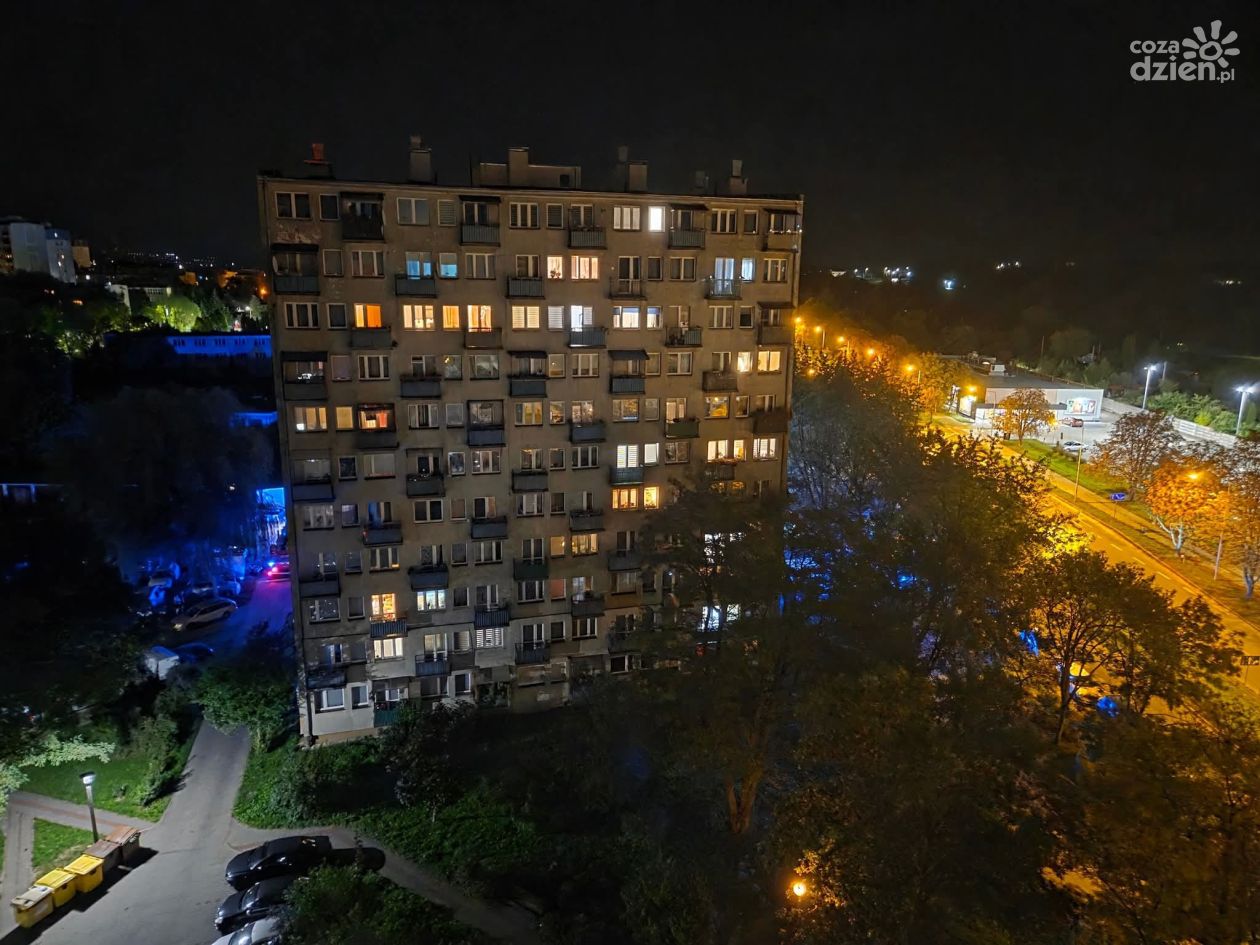 Dramatyczny wypadek w Kielcach – z szóstego piętra wypadła młoda osoba