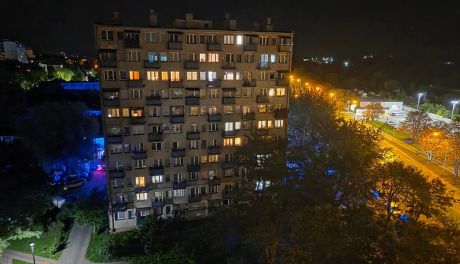 Dramatyczny wypadek w Kielcach – z szóstego piętra wypadła młoda osoba