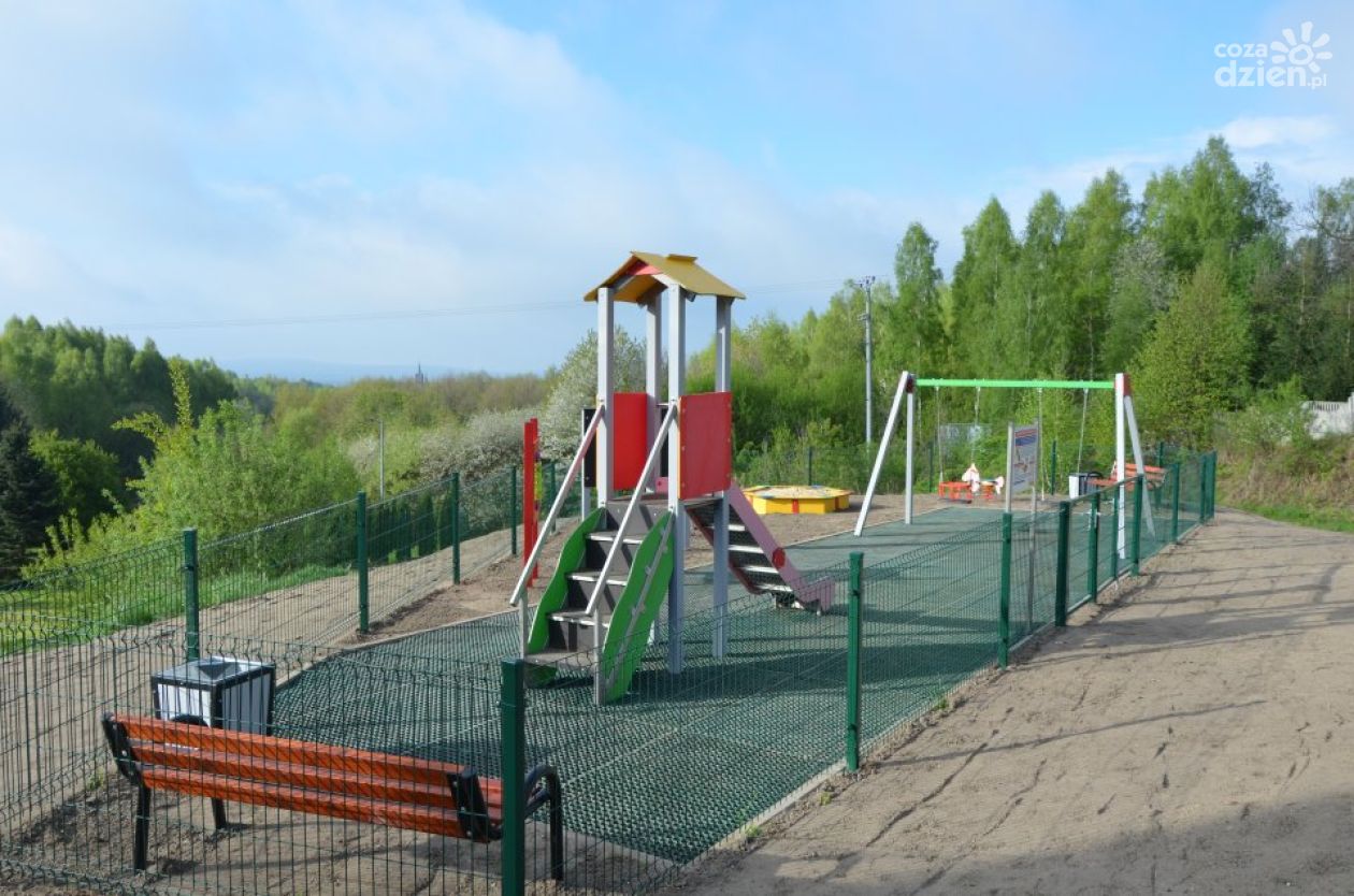 Nowa nawierzchnia dla placu zabaw w Masłowie