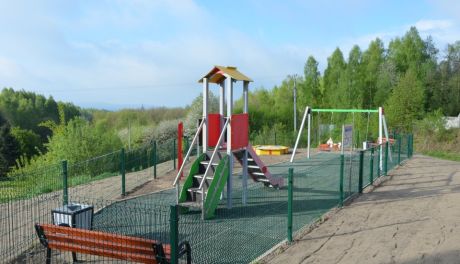 Nowa nawierzchnia dla placu zabaw w Masłowie