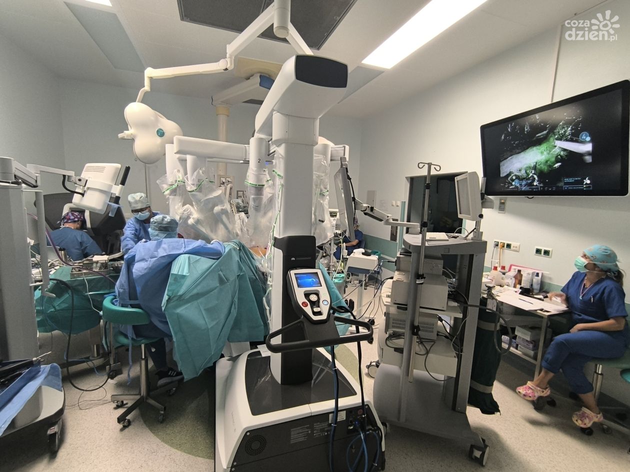Innowacyjna operacja w ŚCO: robot da Vinci i TEM połączone w jednym zabiegu