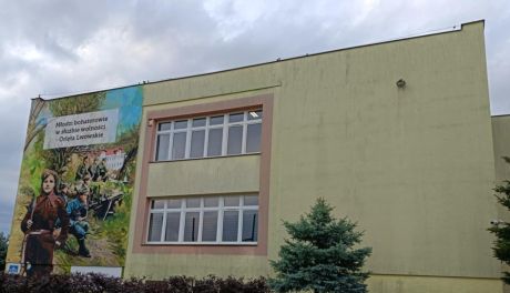 Ostrowiecka szkoła z muralem ku uczci Obrońców Lwowa z wojny polsko-bolszewickiej 