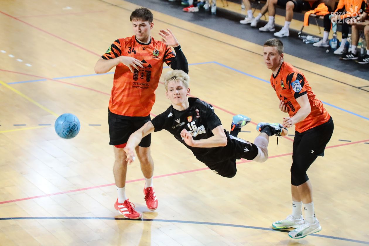 KSZO Ostrowiec Św.  -UKS SMS Wybicki Kielce [ZDJĘCIA]