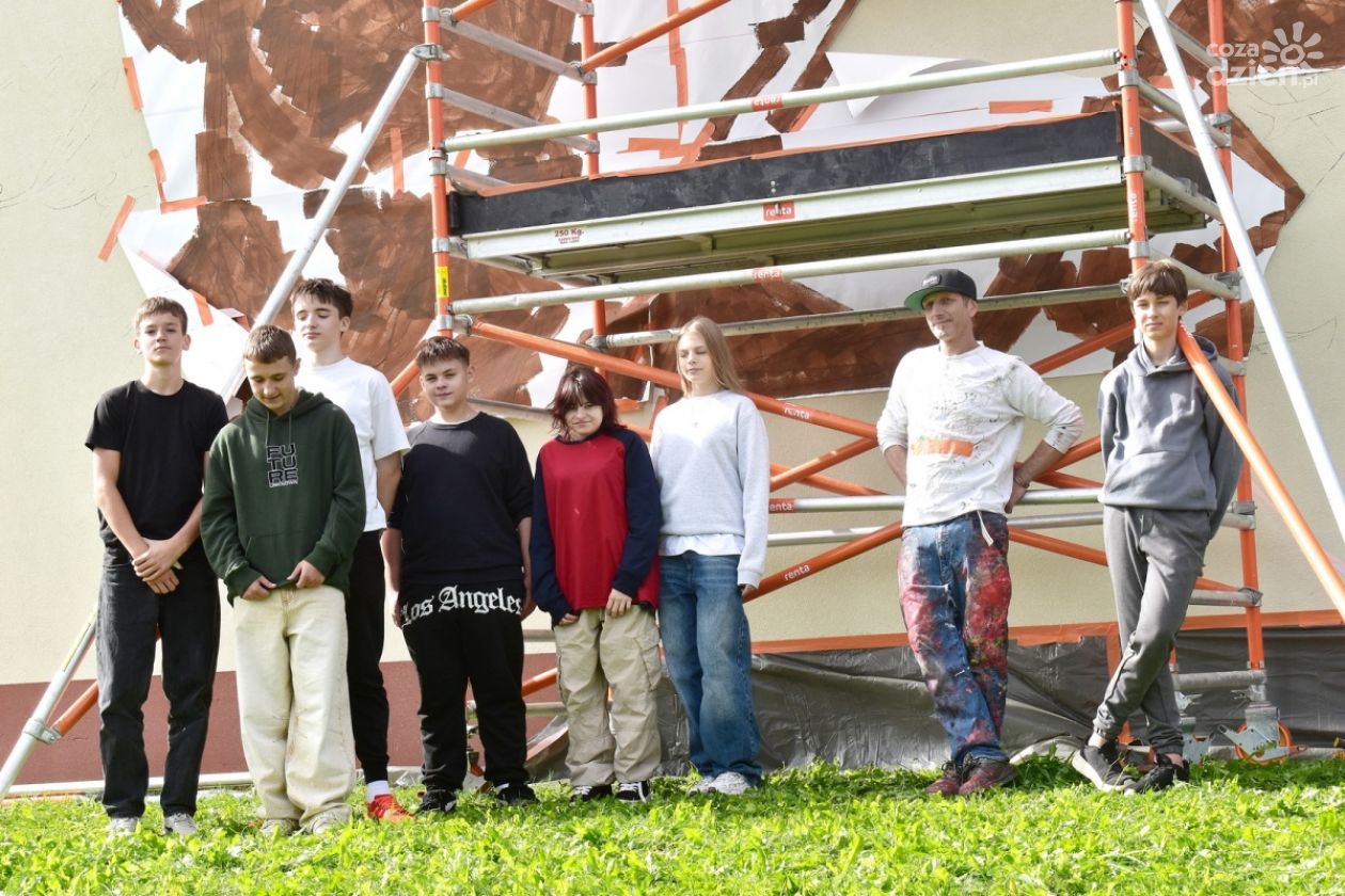 Młodzież maluje mural Stefana Żeromskiego