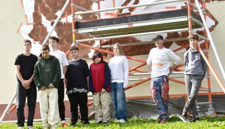 Młodzież maluje mural Stefana Żeromskiego