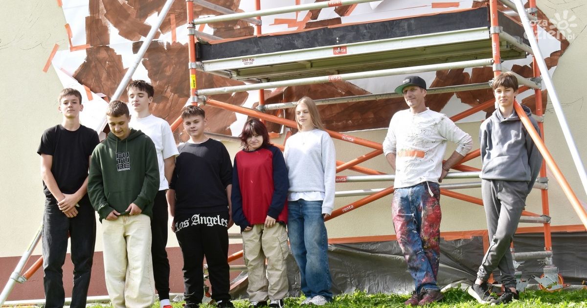 Młodzież maluje mural Stefana Żeromskiego