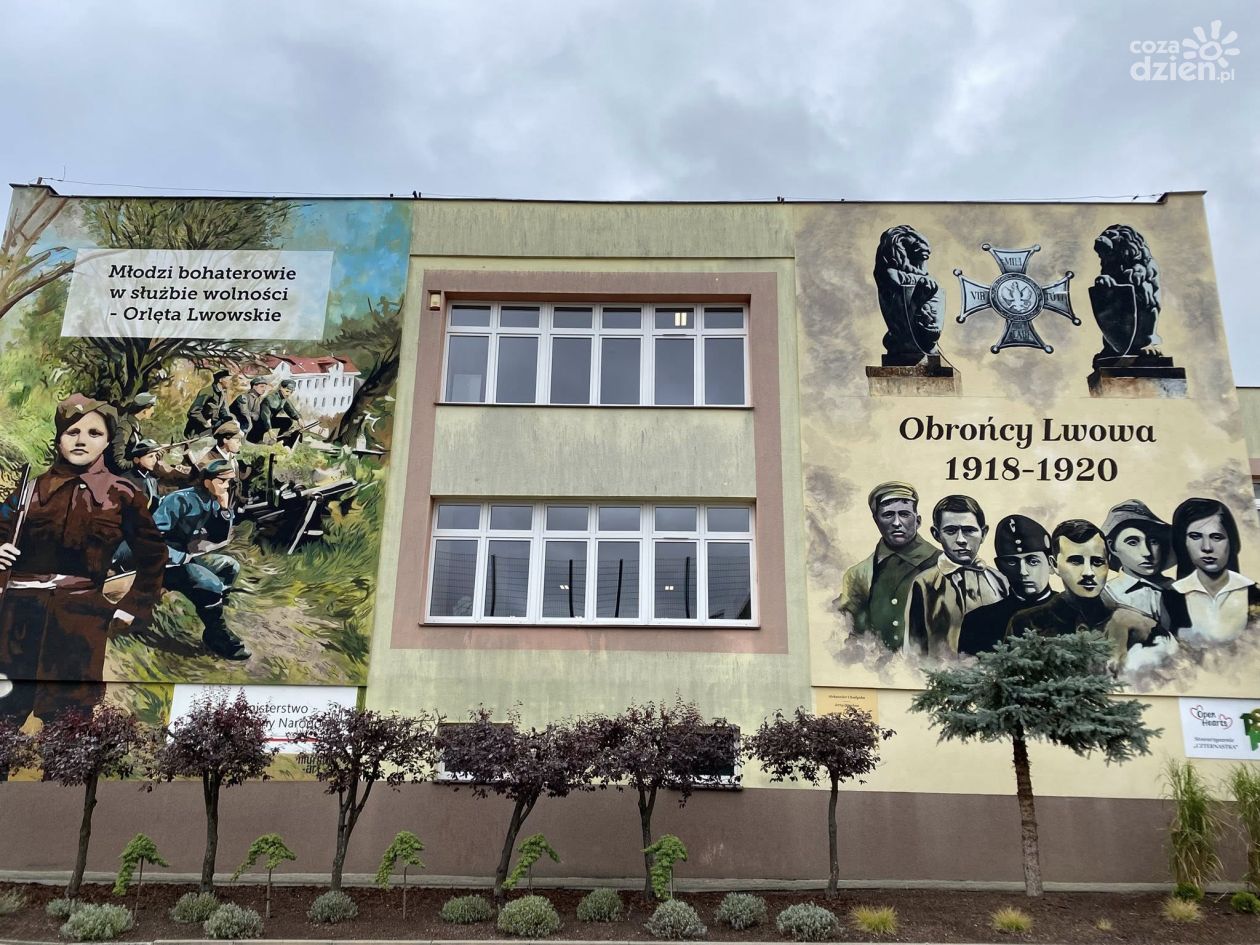 W Ostrowcu Świętokrzyskim odsłonięto mural upamiętniający Orlęta Lwowskie