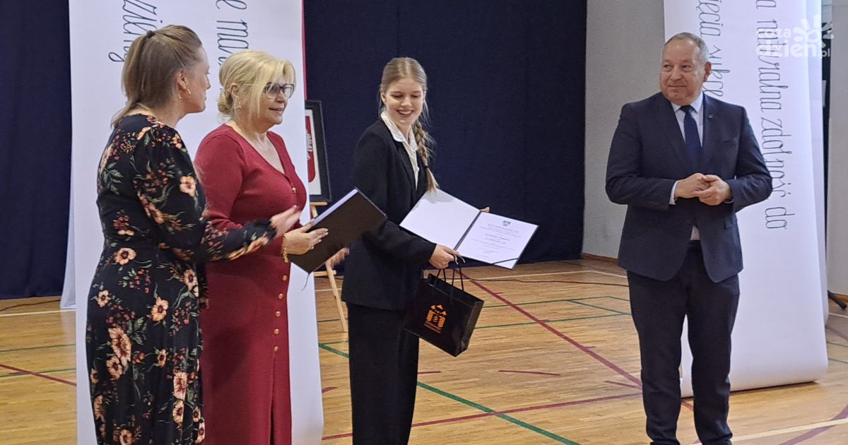 Uczniowie z ostrowieckich podstawówek ze stypendiami za naukowe osiągnięcia
