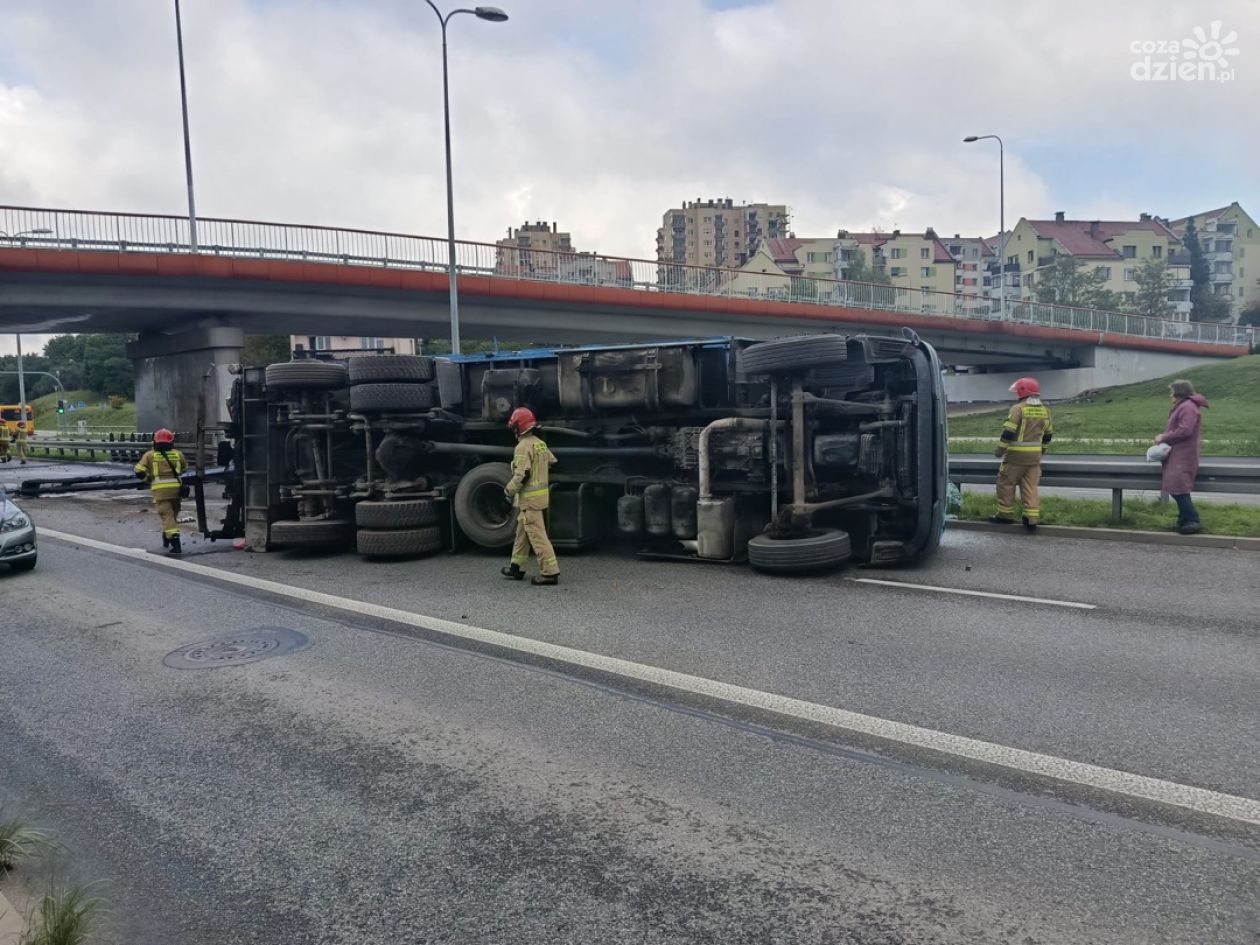 Ciężarówka zahaczyła dźwigiem o wiadukt