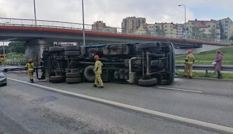 Ciężarówka zahaczyła dźwigiem o wiadukt 