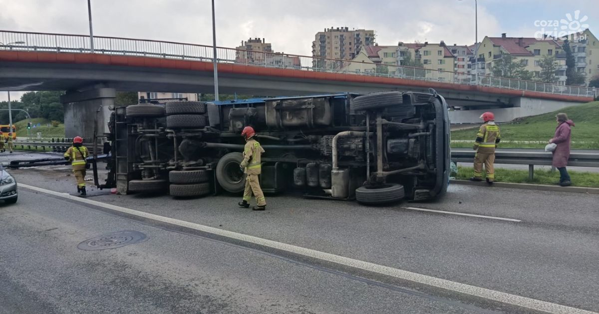 Ciężarówka zahaczyła dźwigiem o wiadukt