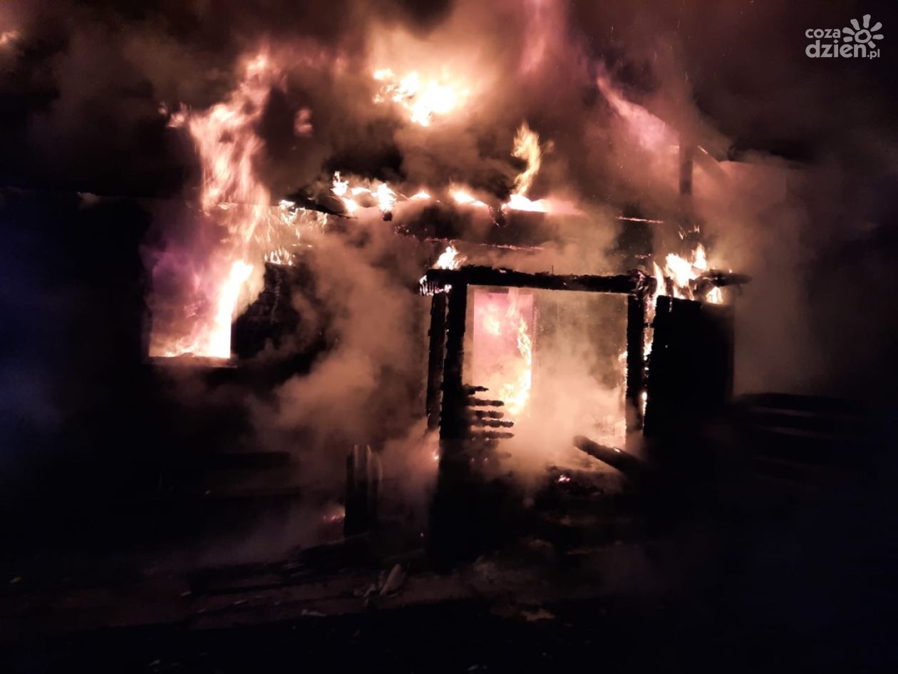 Pożar dwóch domów w Stąporkowie. Trwa akcja gaśnicza