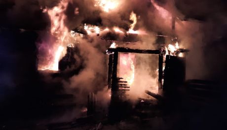 Pożar dwóch domów w Stąporkowie. Trwa akcja gaśnicza