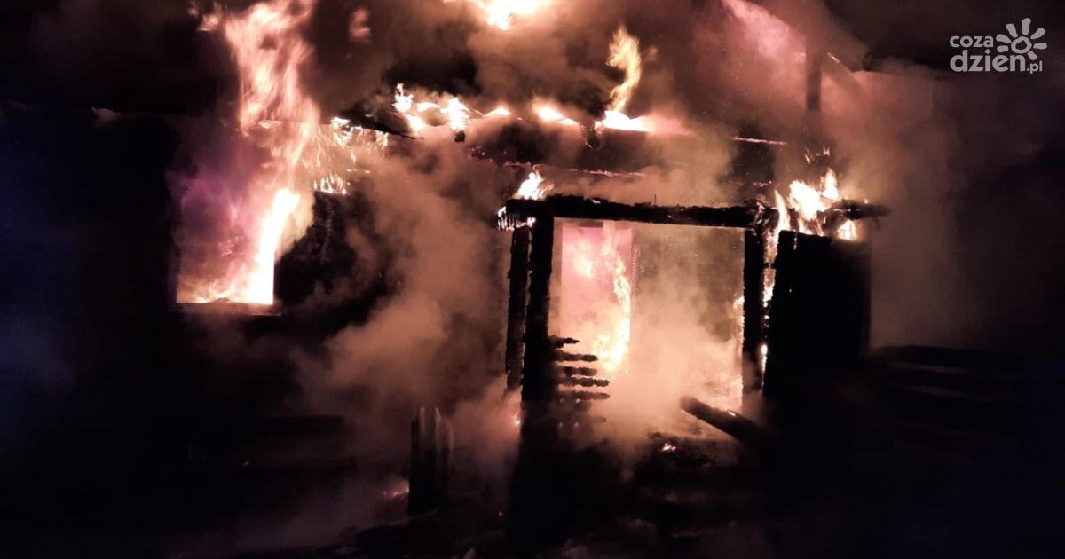 Pożar dwóch domów w Stąporkowie. Trwa akcja gaśnicza