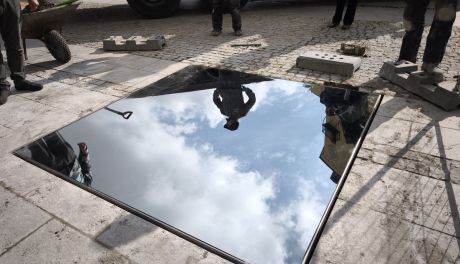 Niebo na ziemi. Przed kielecką katedrą wmurowano lustro