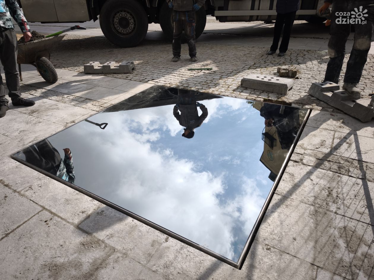 Kto zapłacił za Niebo Kielc, czyli lustro przy katedrze?