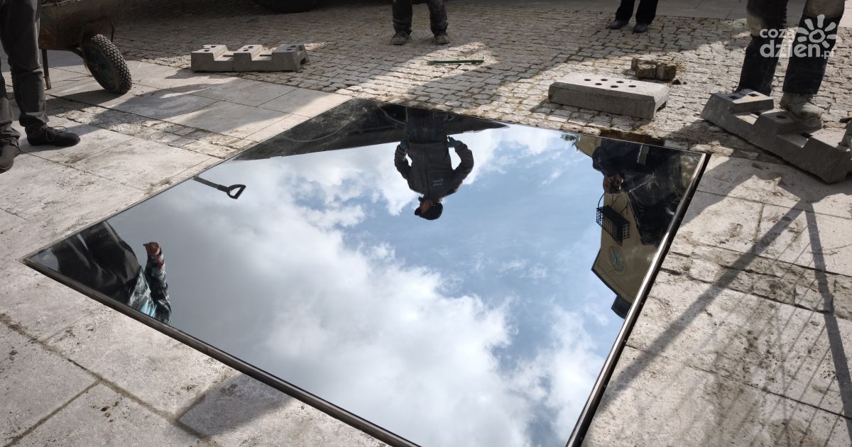 Kto zapłacił za Niebo Kielc, czyli lustro przy katedrze?