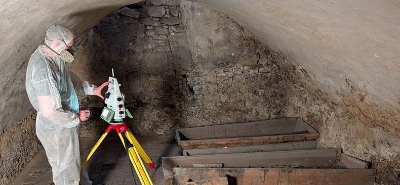 Naukowcy UW dokumentują kryptę Fotygów w Chęcinach