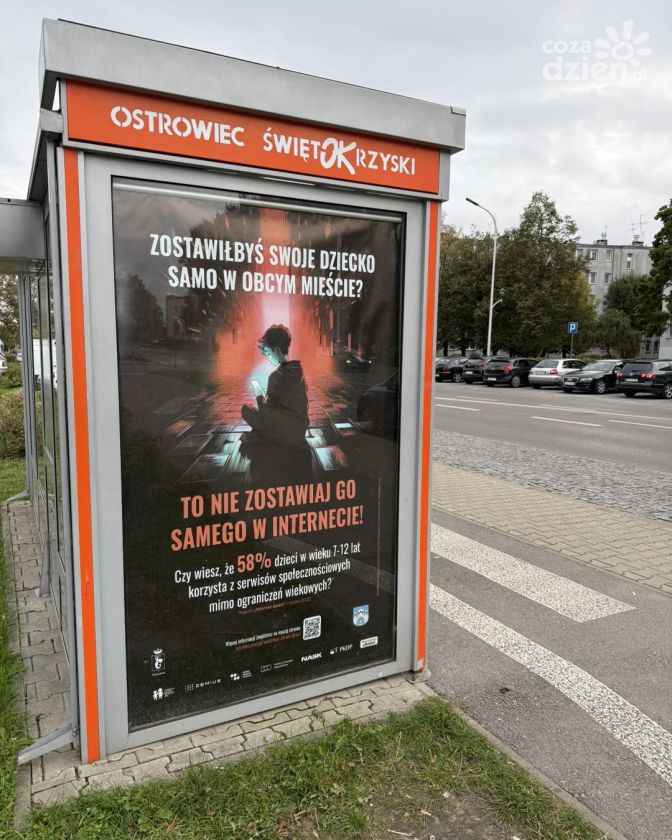 Kampania „Warszawa chroni dzieci” także w Ostrowcu. Plakaty przypominają o bezpieczeństwie najmłodszych w sieci
