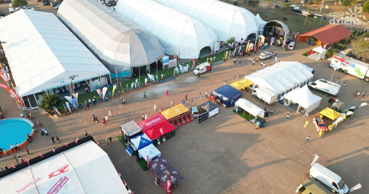 Namioty reklamowe i handlowe – klucz do widoczności Twojej firmy na targach