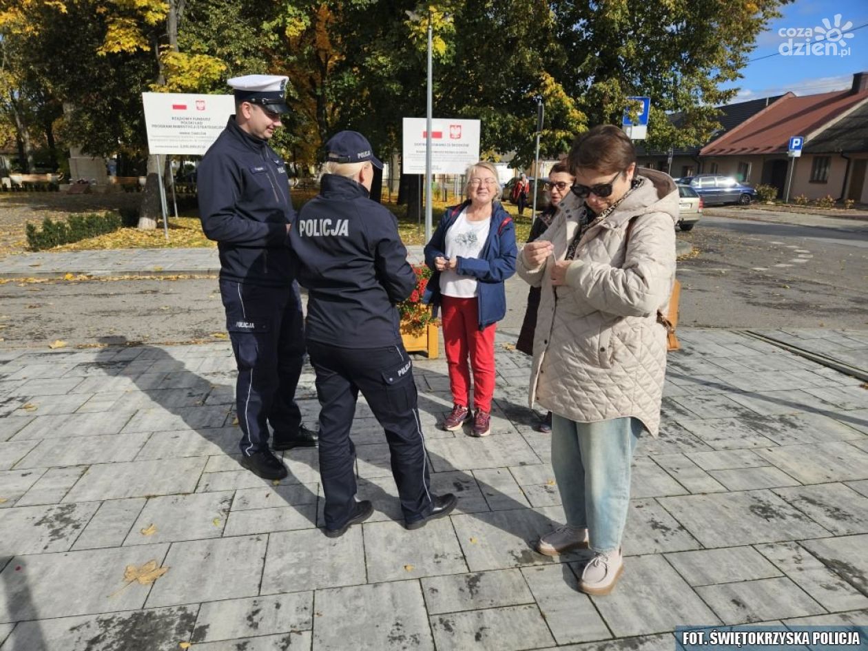 Policjanci rozdawali odblaski - „Mały element, który może uratować życie”