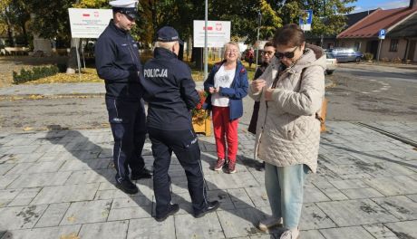 Policjanci rozdawali odblaski - „Mały element, który może uratować życie”
