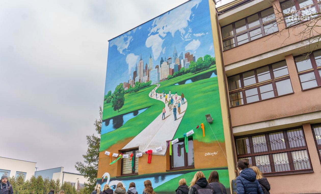 Mural zdobiący ścianę I LO im. Stefana Żeromskiego z szansą na nagrodę publiczności – trwa głosowanie!