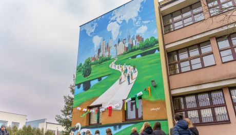 Mural zdobiący ścianę I LO im. Stefana Żeromskiego z szansą na nagrodę publiczności – trwa głosowanie!