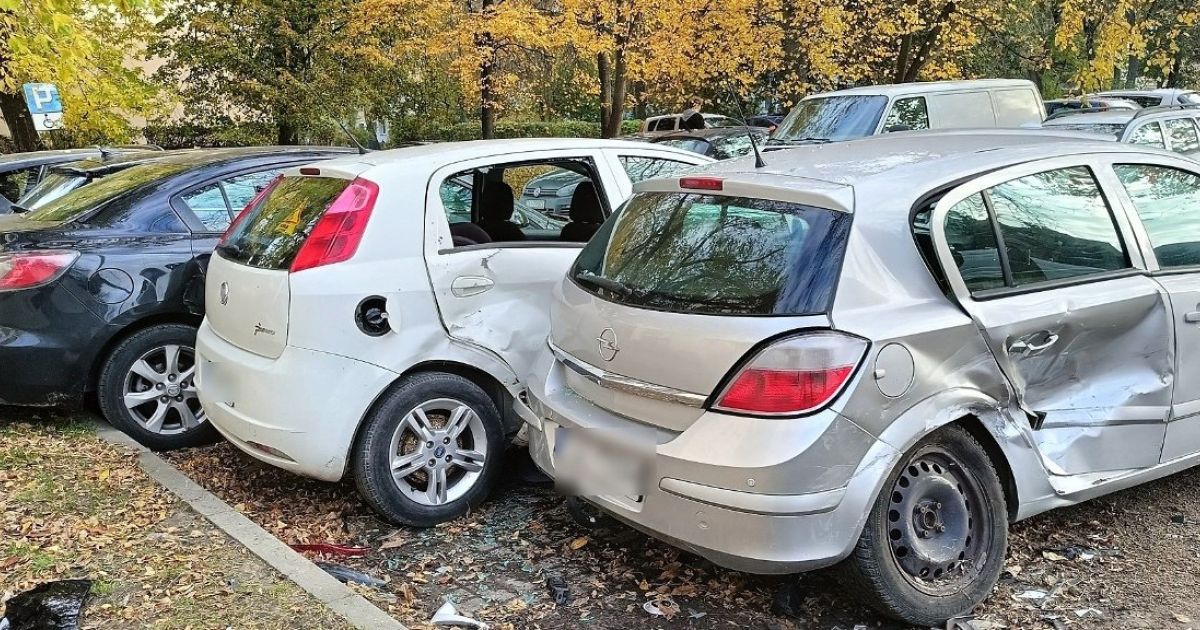 Nocna demolka w Kielcach. Kierowca uszkodził trzy auta i uciekł z miejsca zdarzenia