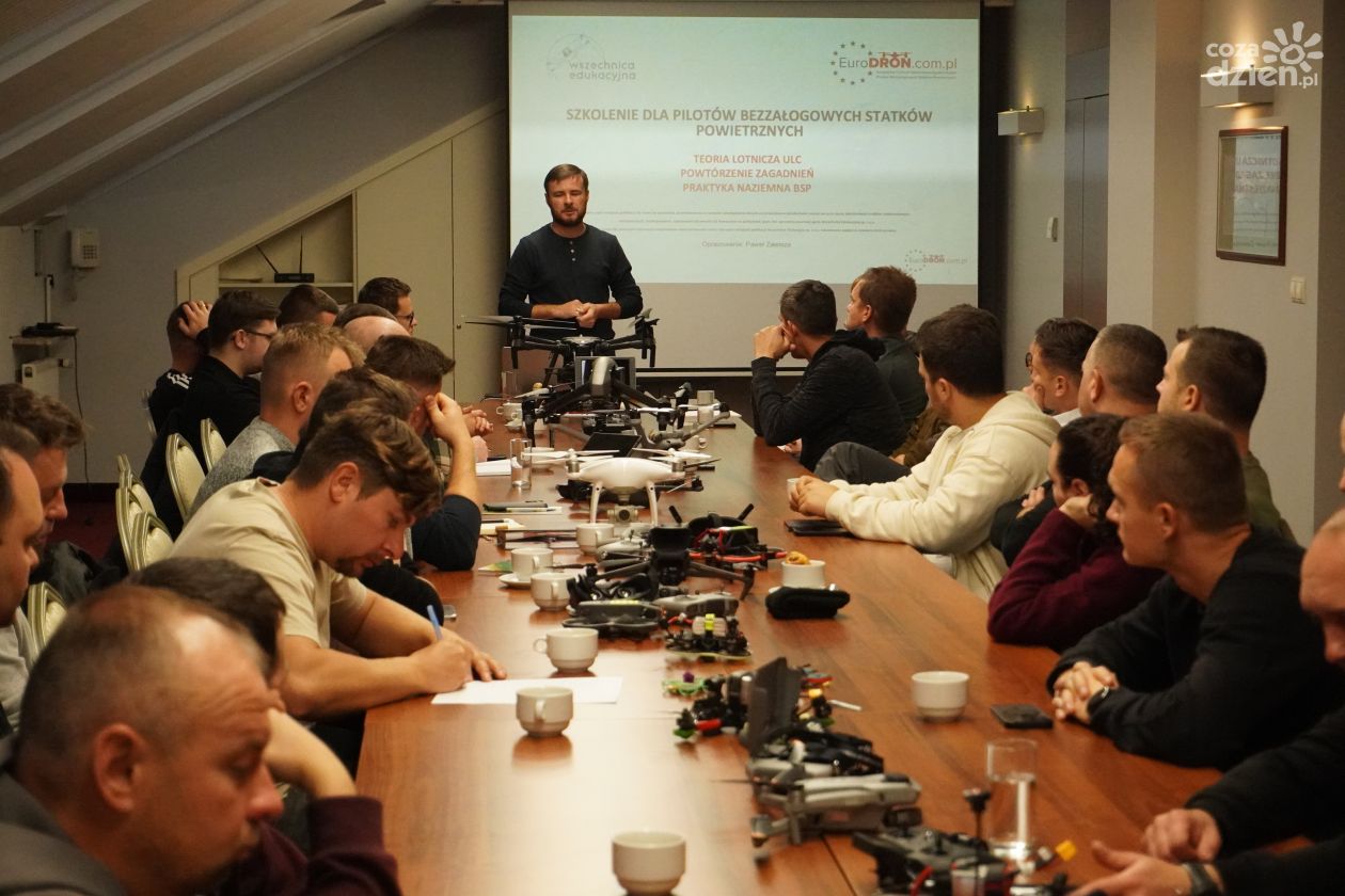 Świętokrzyscy strażacy, policjanci i żołnierze WOT na szkoleniu pilotów dronów (foto)