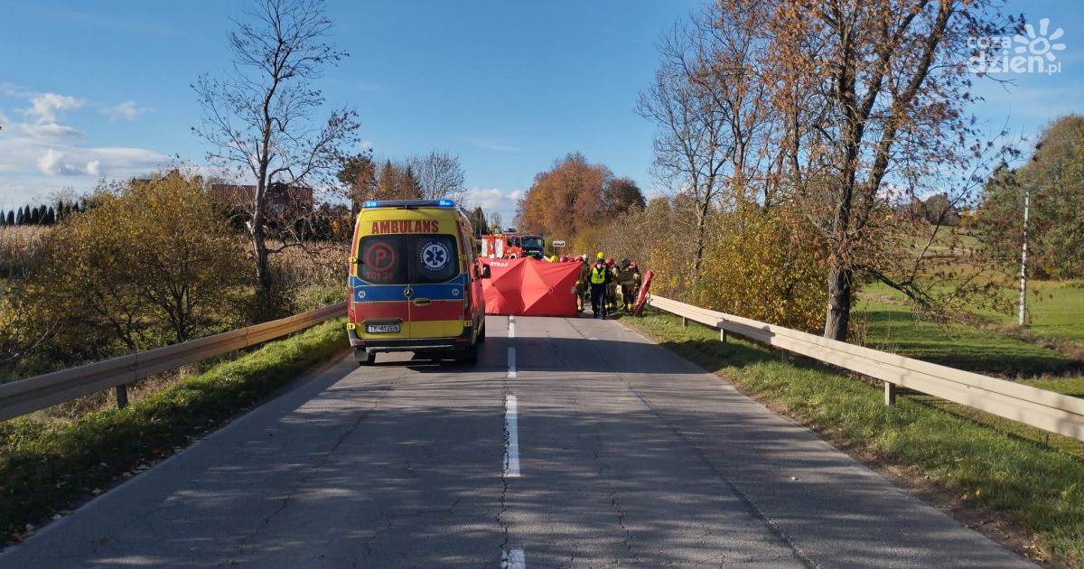 Tragiczny wypadek w Wzdole-Kolonii. Dwie osoby nie żyją, droga zablokowana
