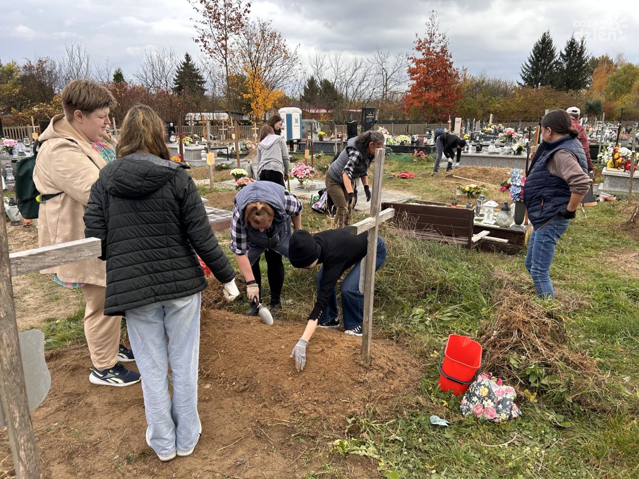 „Każdy zasługuje na pamięć” - wolontariusze uporządkują zapomniane groby