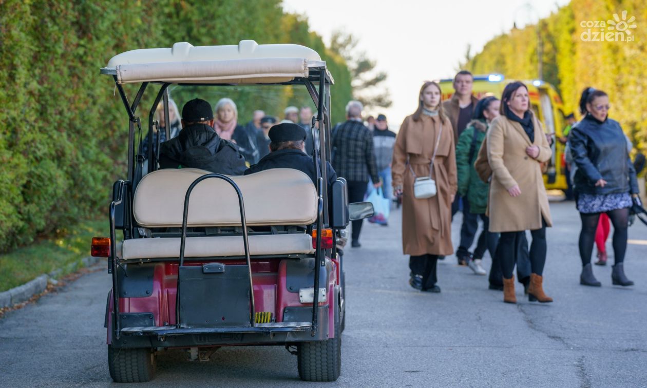 Bezpłatne przejazdy meleksami na cmentarzu w Cedzynie