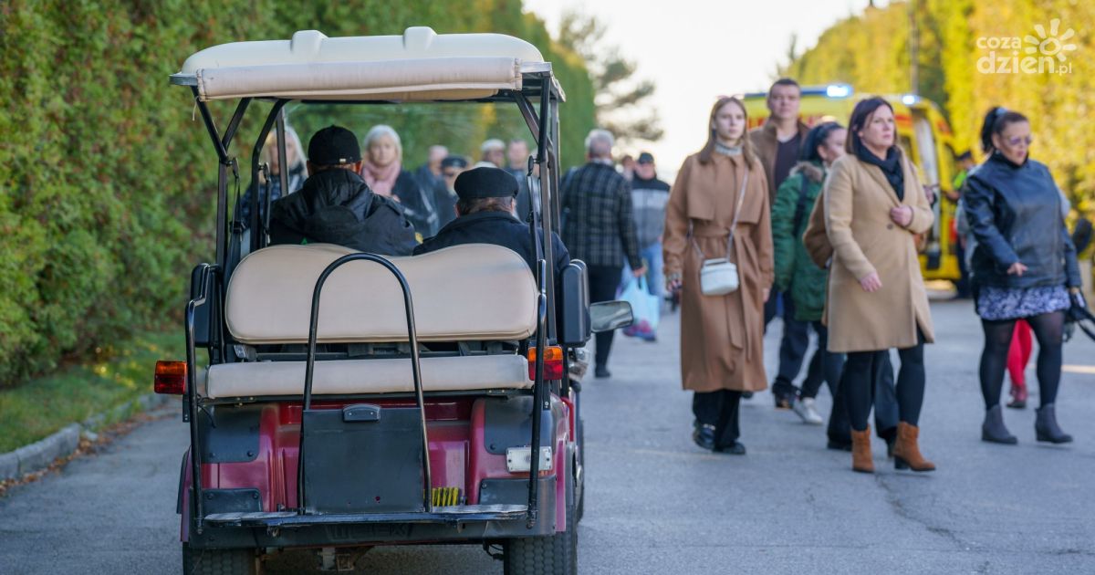 Bezpłatne przejazdy meleksami na cmentarzu w Cedzynie