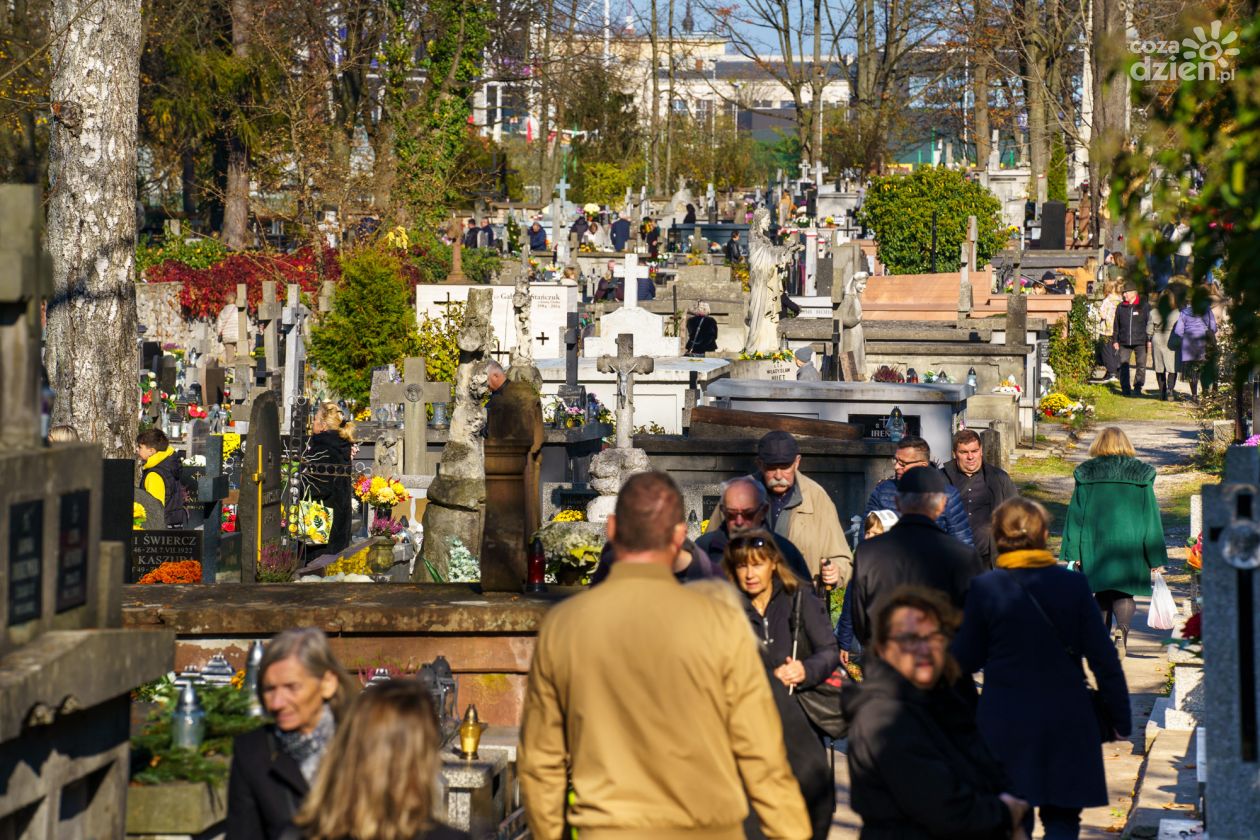 Przypominamy o zmianach w organizacji ruchu wokół kieleckich cmentarzy