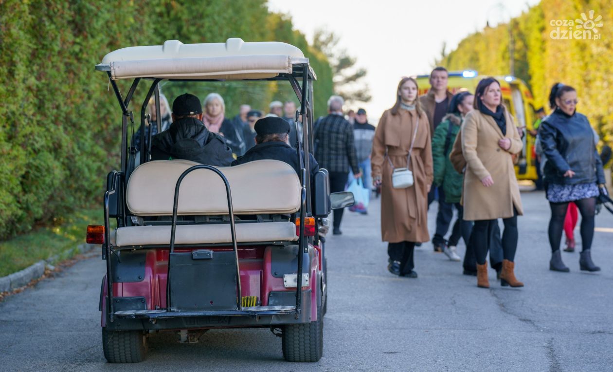 Po cmentarzu w Cedzynie kursują bezpłatne meleksy